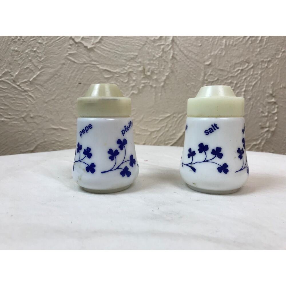 Vintage Italy White Blue Clover Milk Glass Shakers Salt Pepper‎ Pepe Sel Poivre